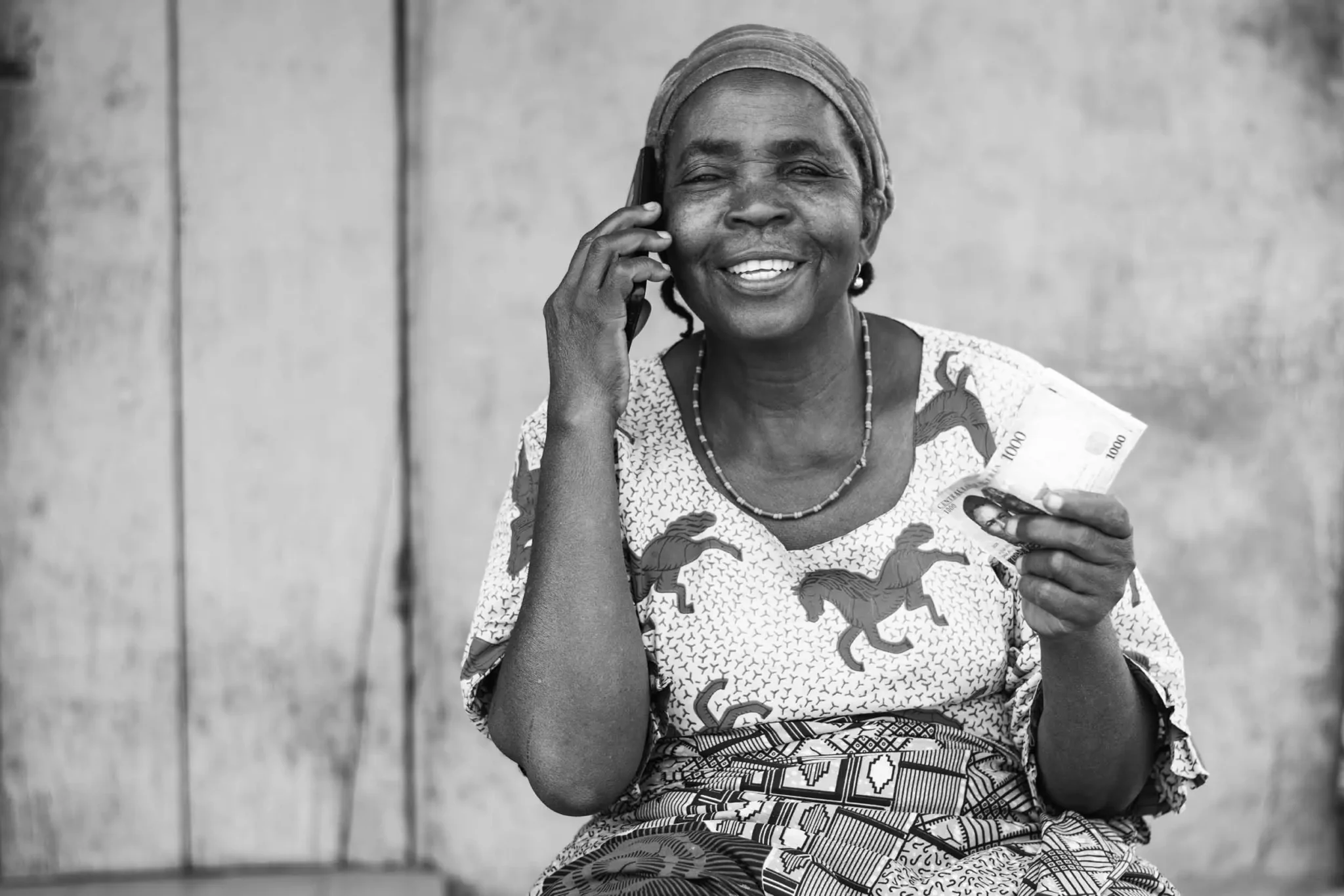 slider-african-woman-with-smart-phone